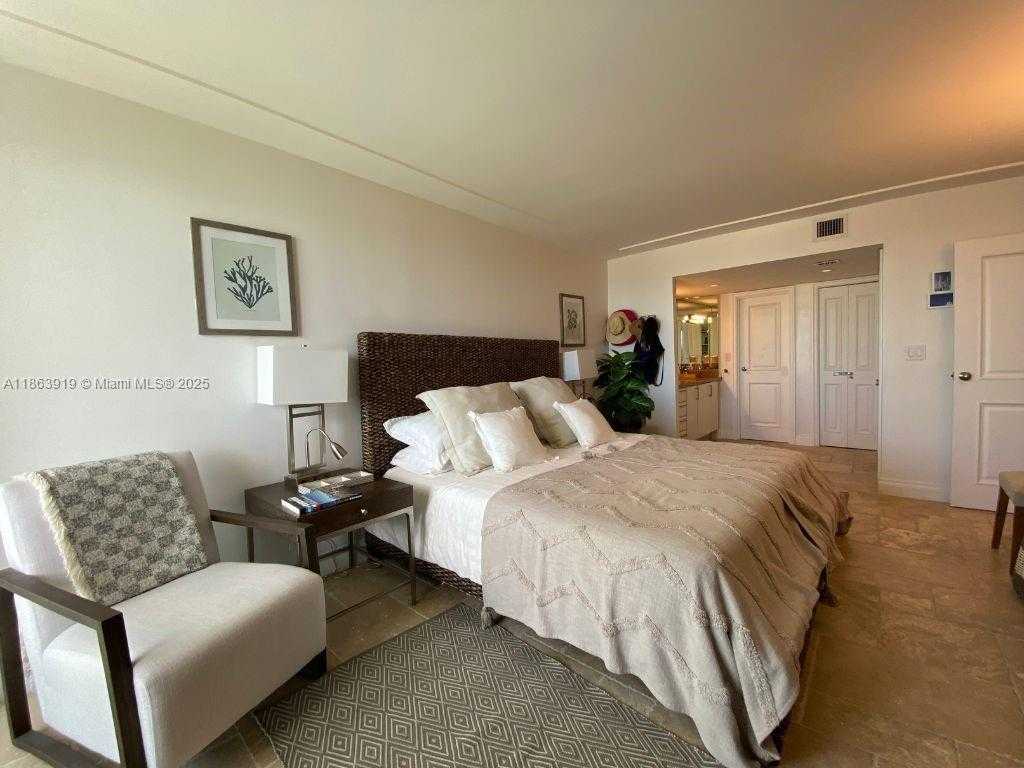 Small Image of 100 BAYVIEW DR #1924, Sunny Isles Beach Number 12