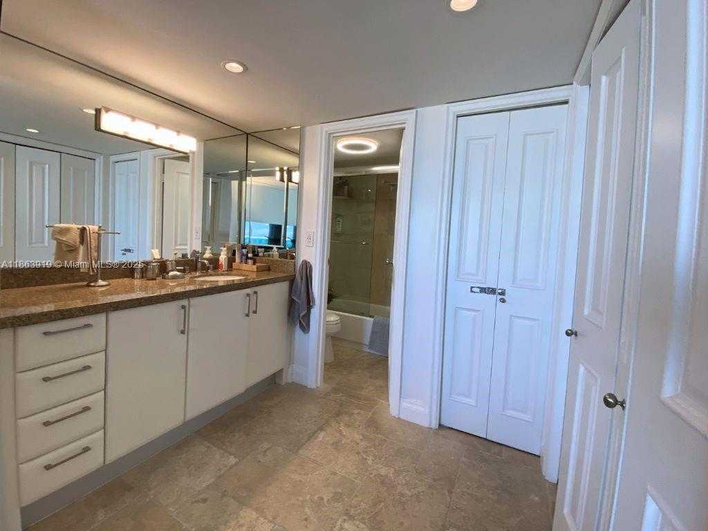 Small Image of 100 BAYVIEW DR #1924, Sunny Isles Beach Number 13