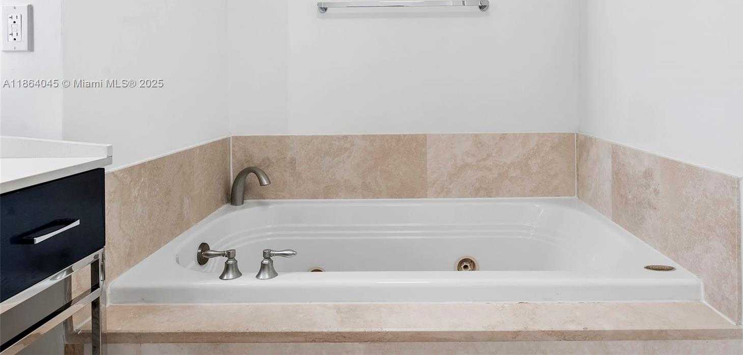 Small Image of 4401 COLLINS AVE #2907, Miami Beach Number 23