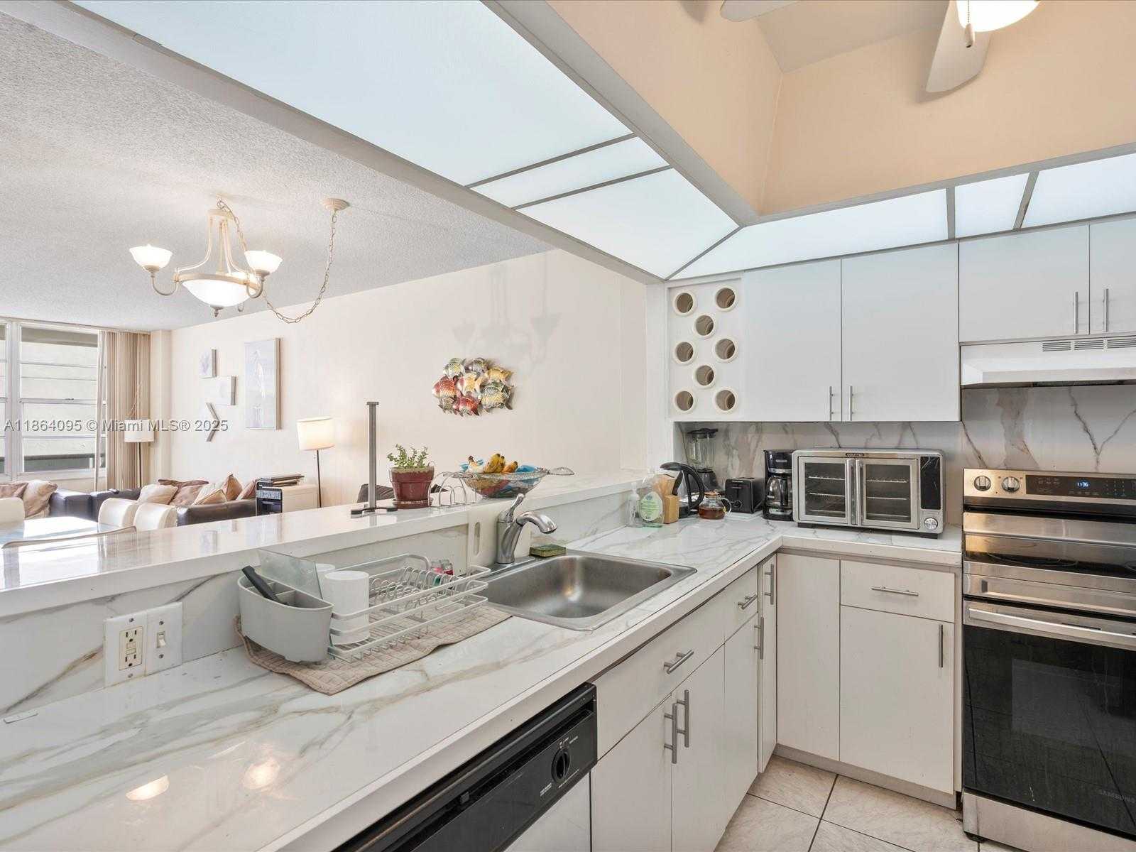 Small Image of 3725 SOUTH OCEAN DR #1207, Hollywood Number 10