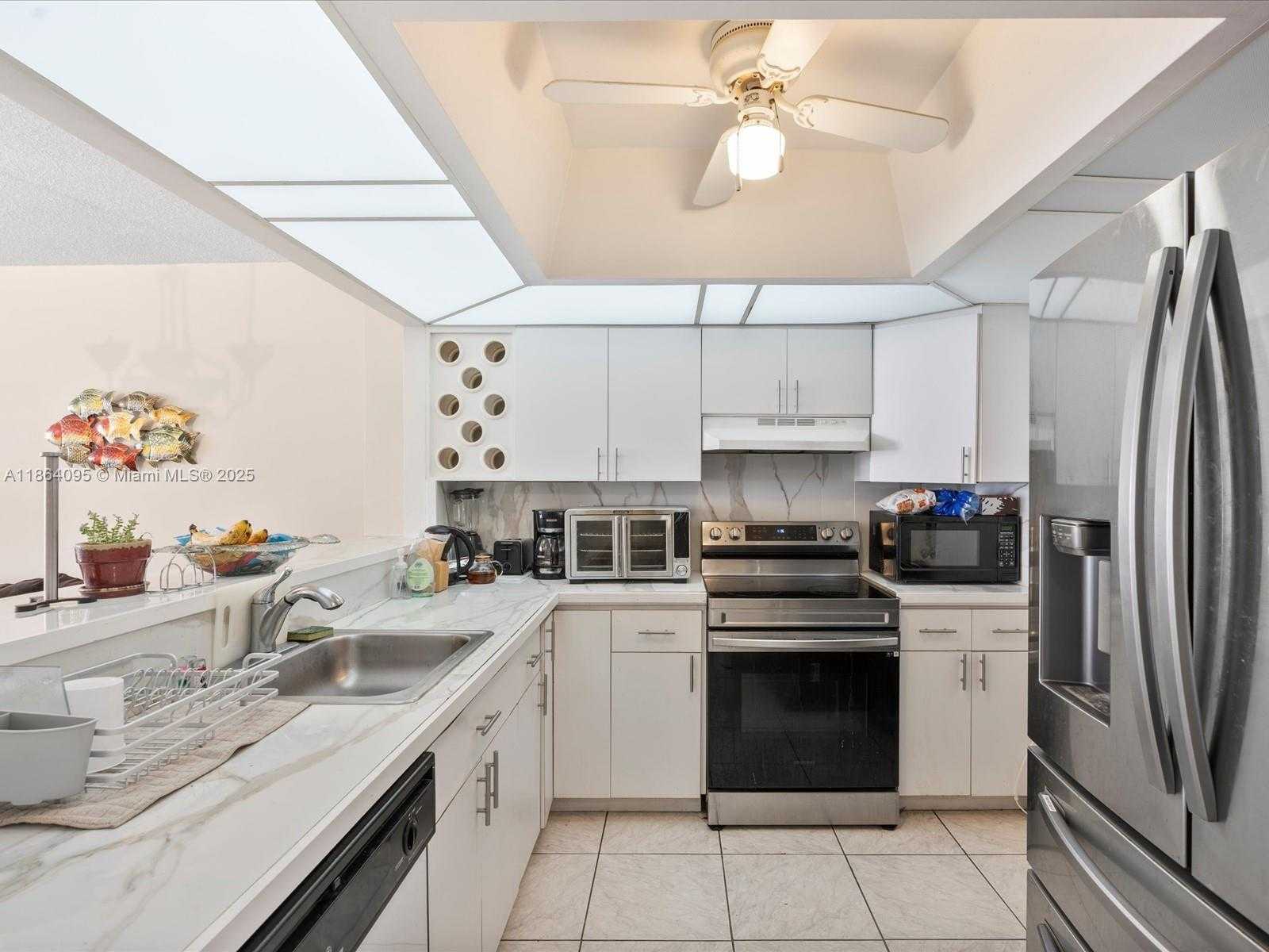 Small Image of 3725 SOUTH OCEAN DR #1207, Hollywood Number 9