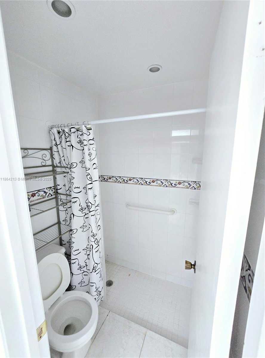 Small Image of 6708 NORTH WEST 193RD TER, Hialeah Number 14