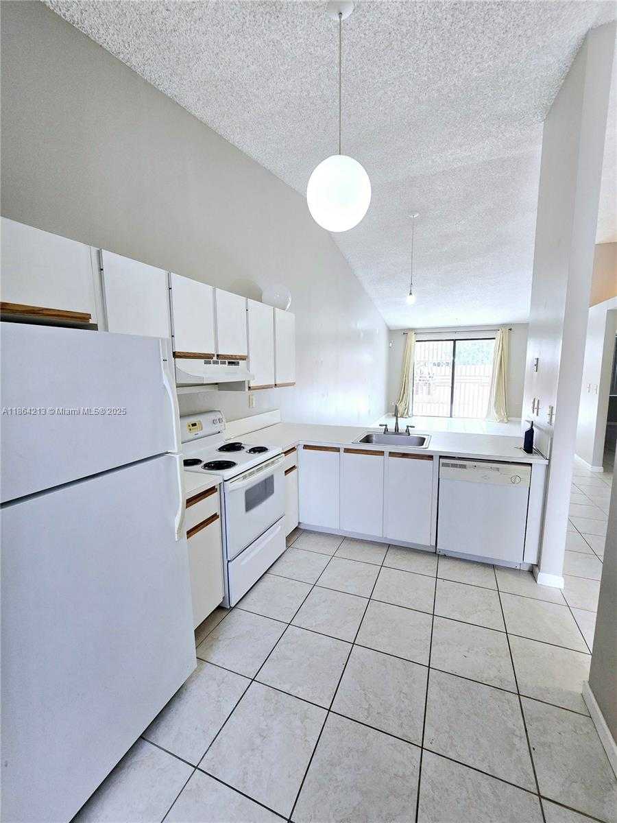 Small Image of 6708 NORTH WEST 193RD TER, Hialeah Number 4