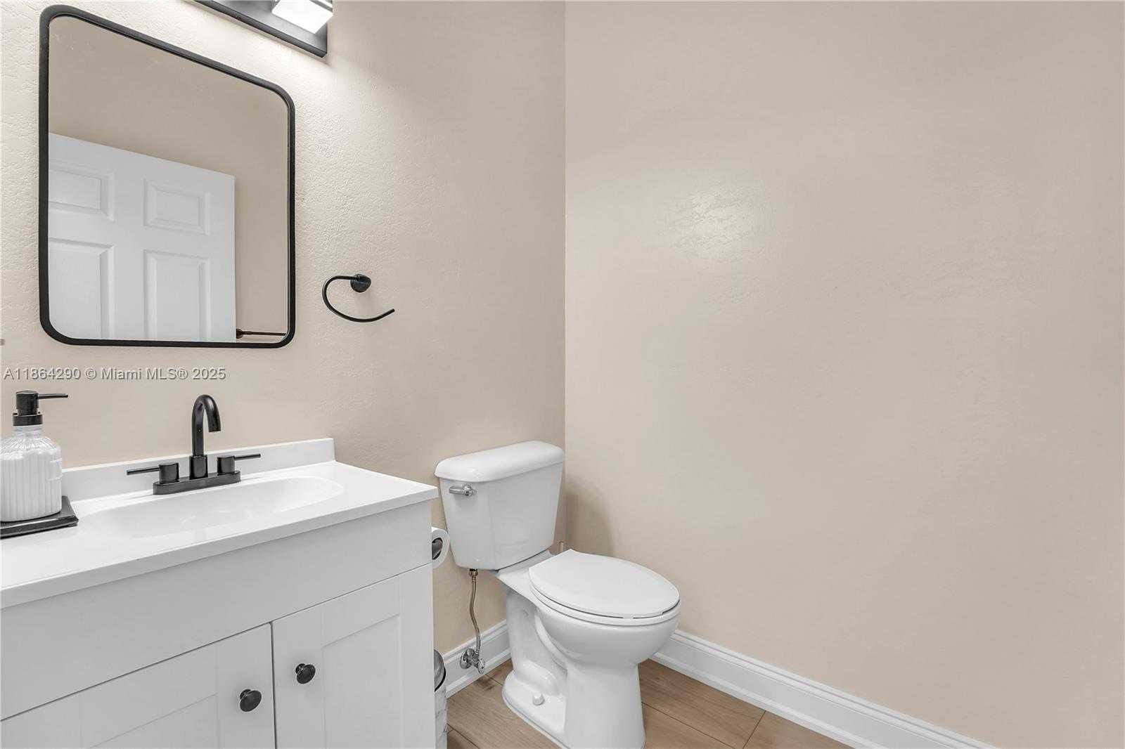 Small Image of 1125 DOVEPLUM ST, Hollywood Number 10