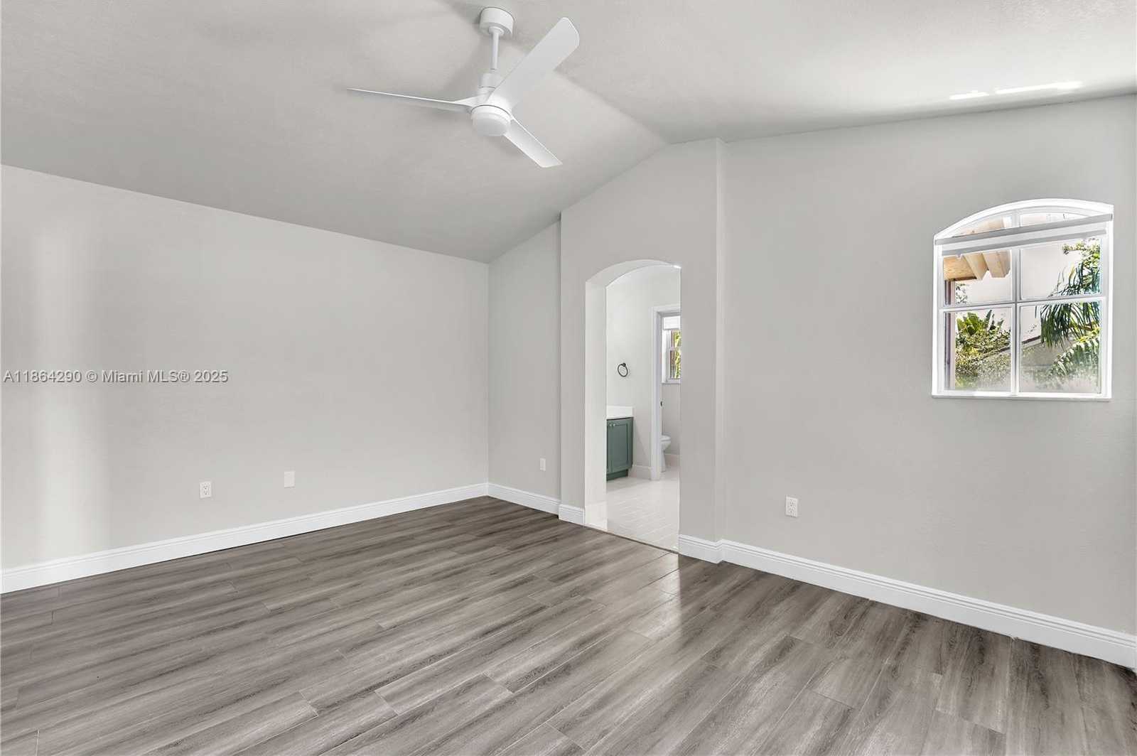 Small Image of 1125 DOVEPLUM ST, Hollywood Number 14