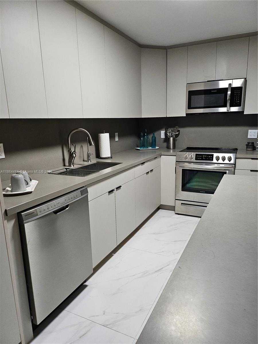 Small Image of 6423 EAST COLLINS AVE #206, Miami Beach Number 9