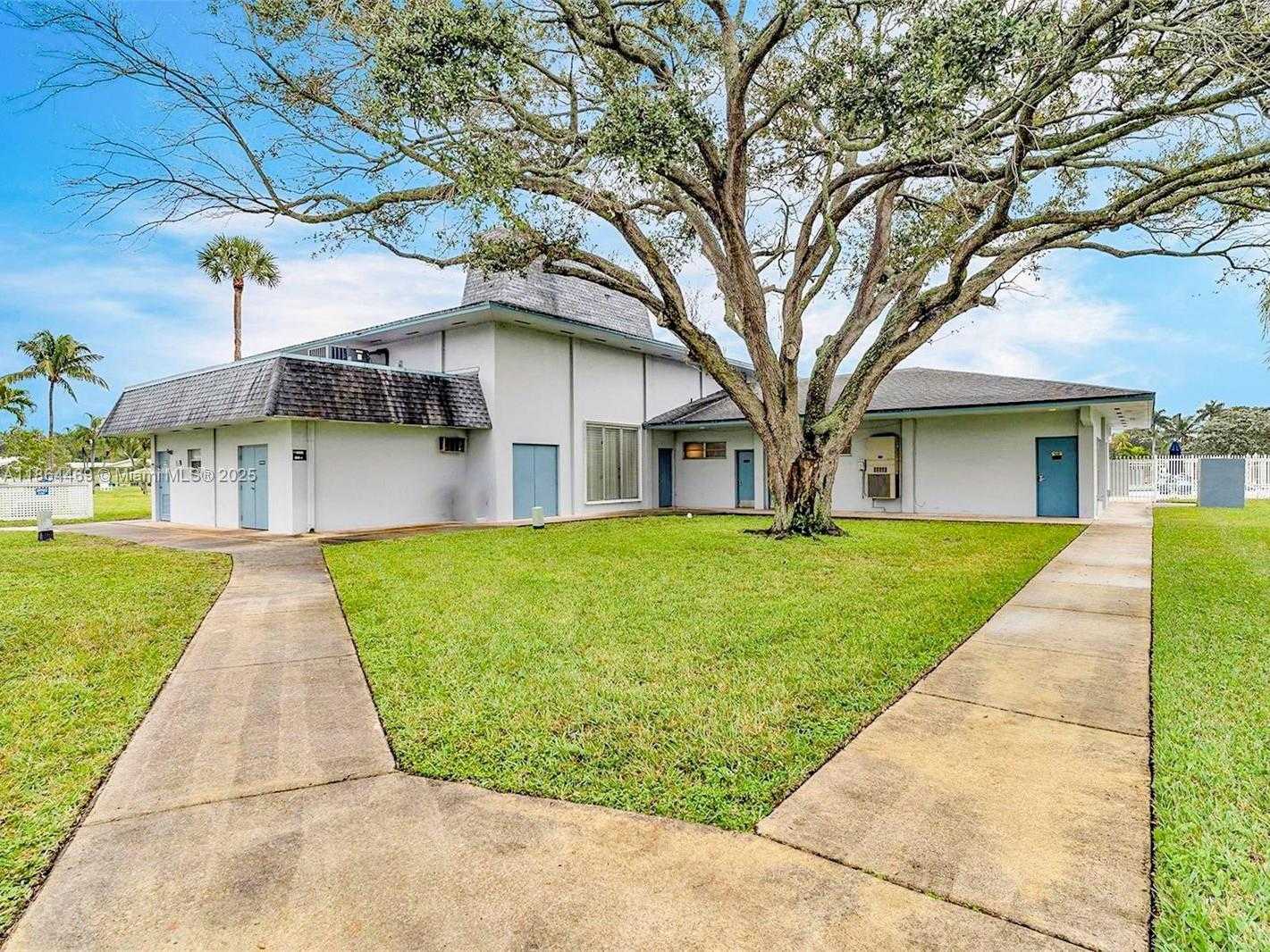 Small Image of 2300 PARK LN #105, Hollywood Number 26