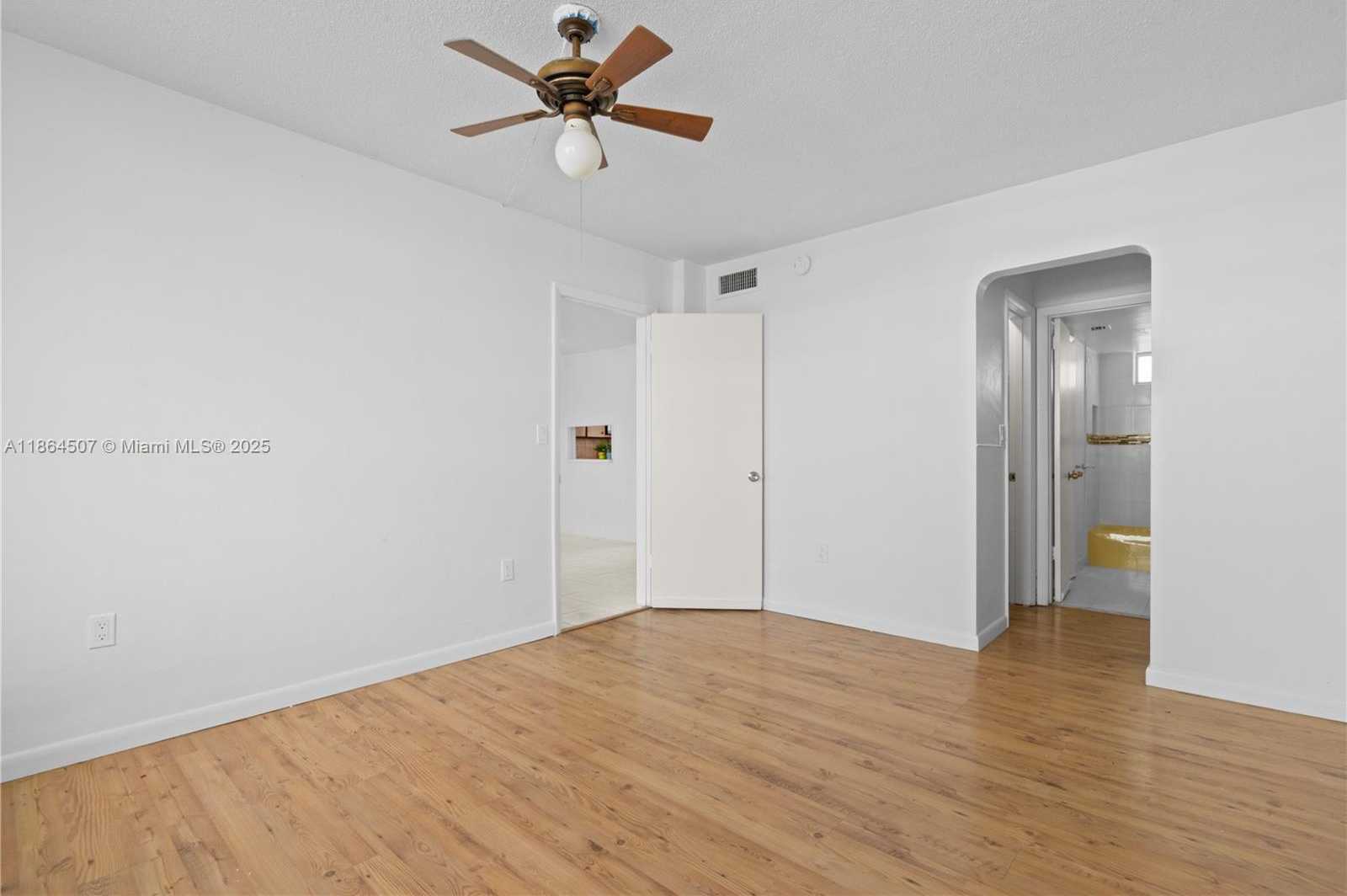Small Image of 3030 MARCOS DRIVE #T-412, Aventura Number 17