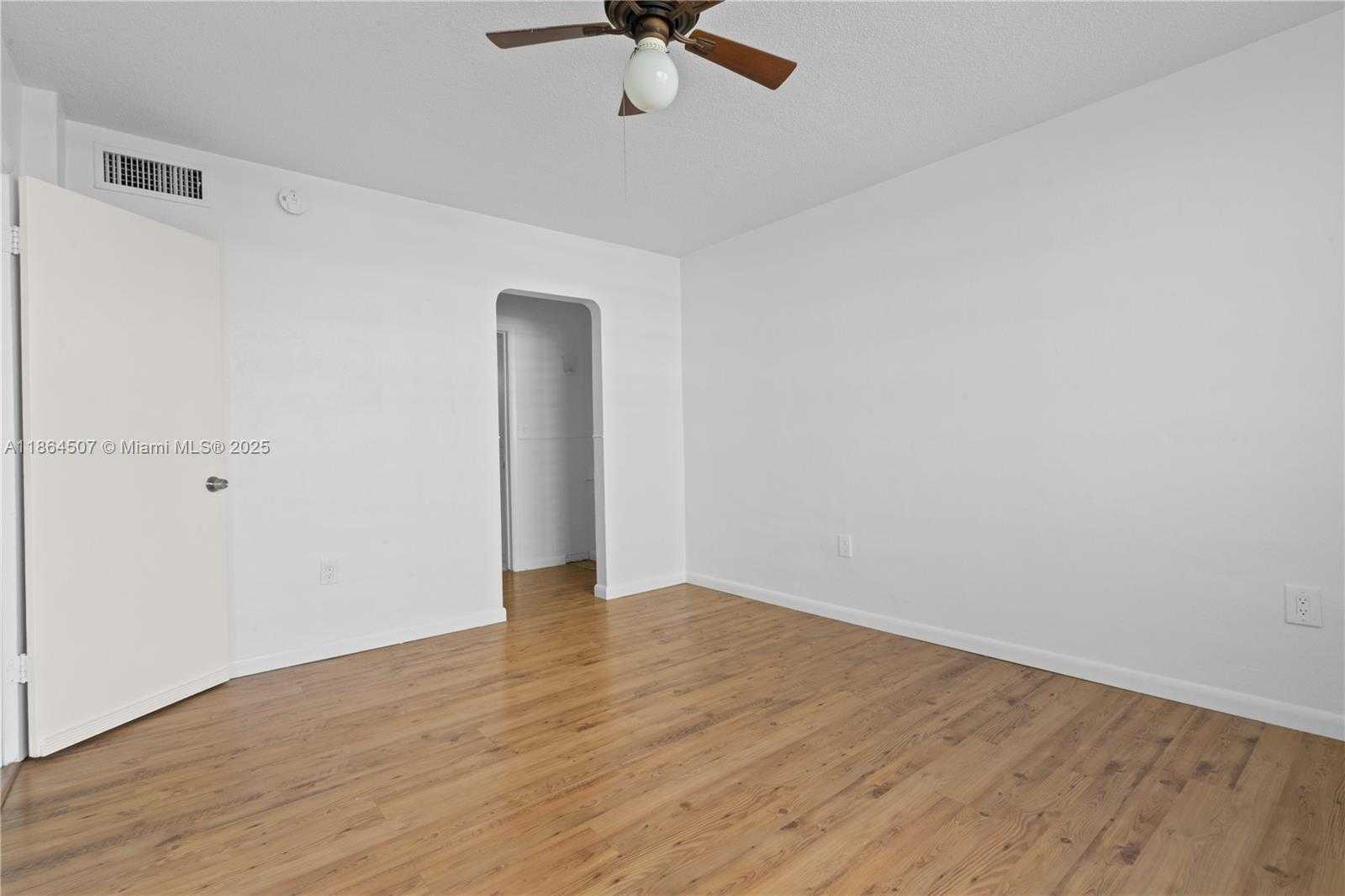 Small Image of 3030 MARCOS DRIVE #T-412, Aventura Number 18