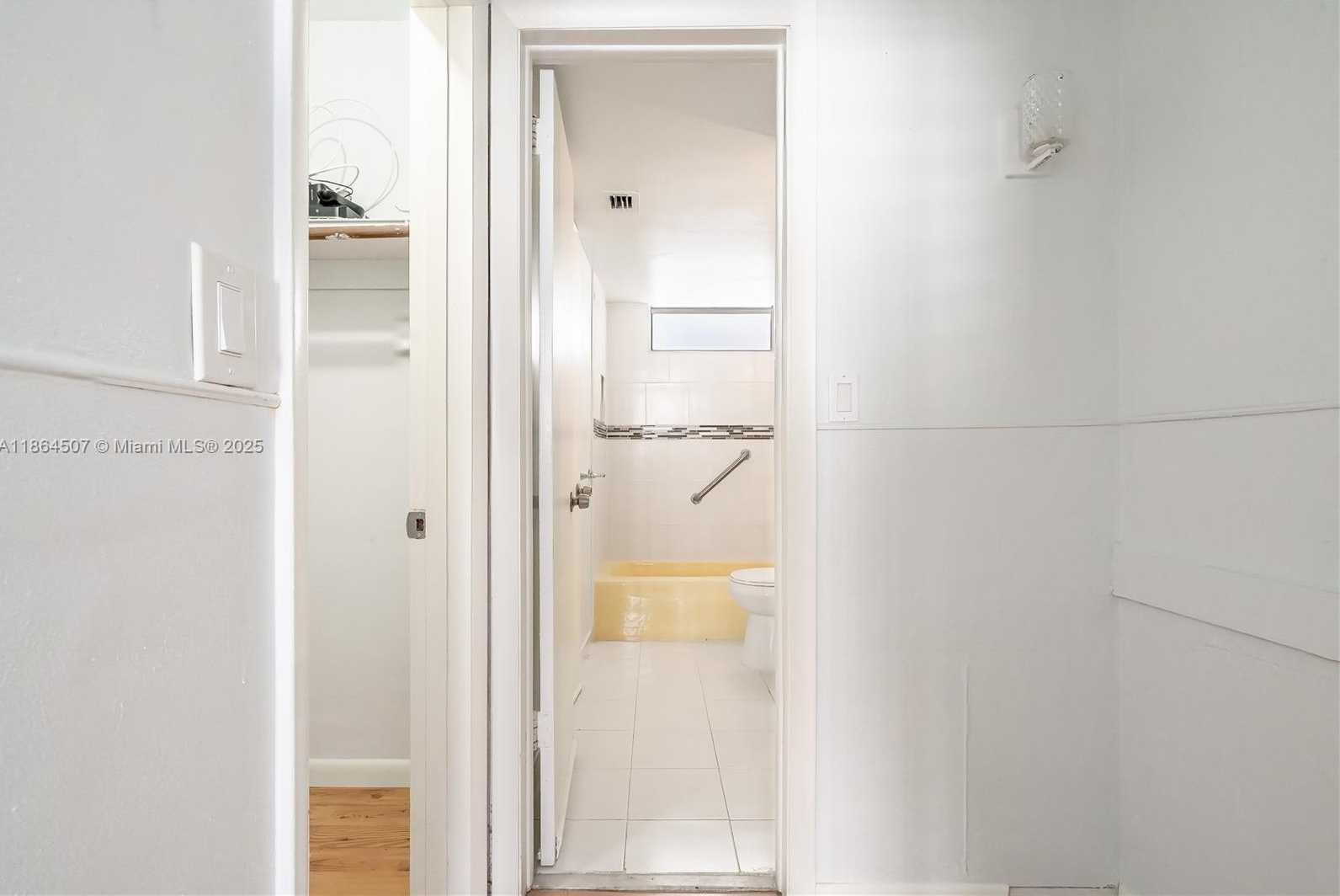Small Image of 3030 MARCOS DRIVE #T-412, Aventura Number 19