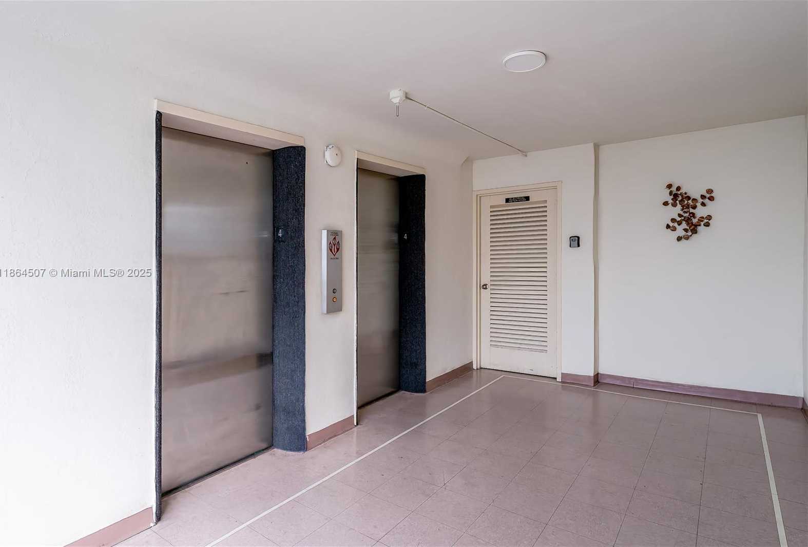 Small Image of 3030 MARCOS DRIVE #T-412, Aventura Number 2