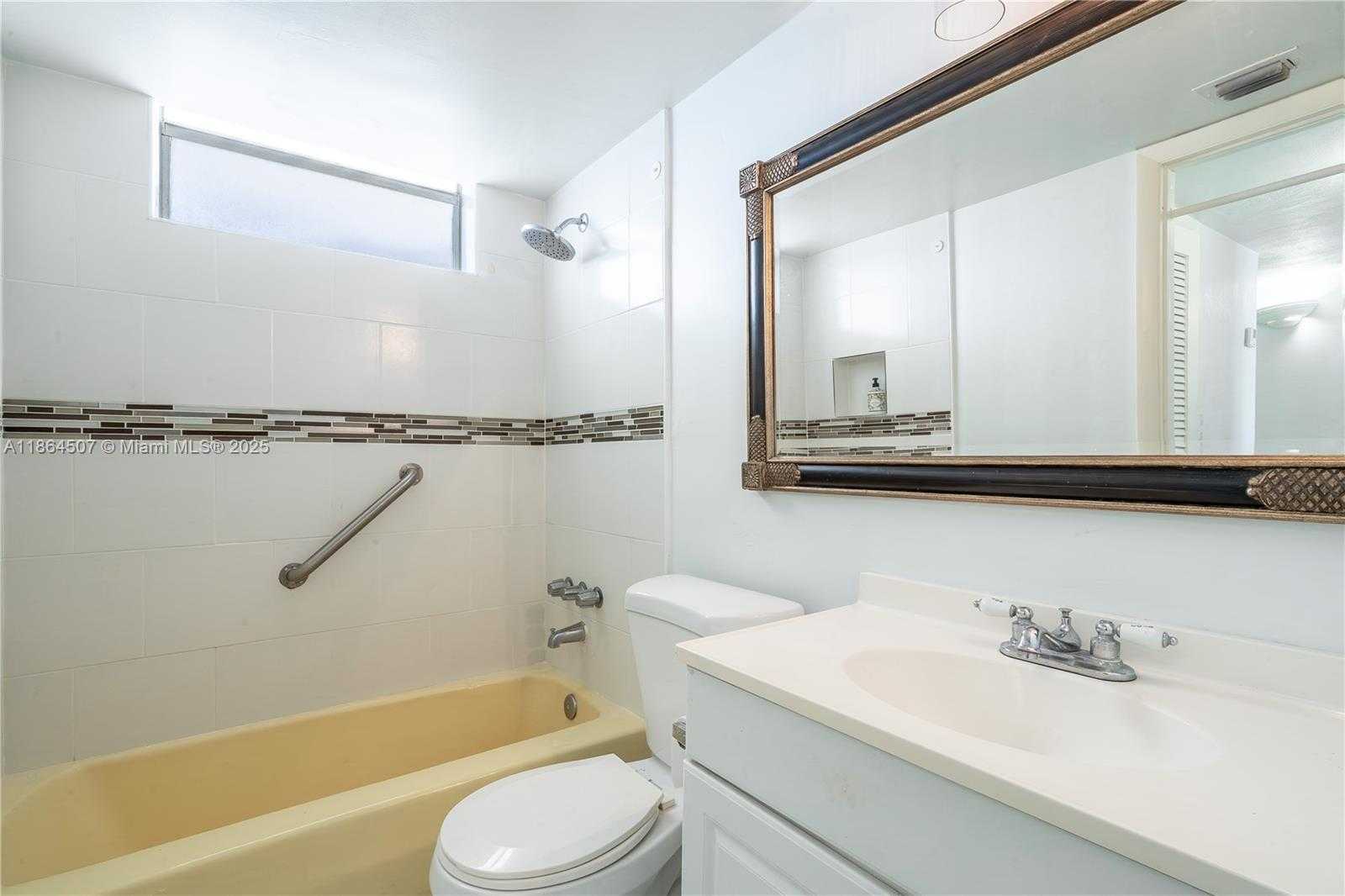 Small Image of 3030 MARCOS DRIVE #T-412, Aventura Number 22
