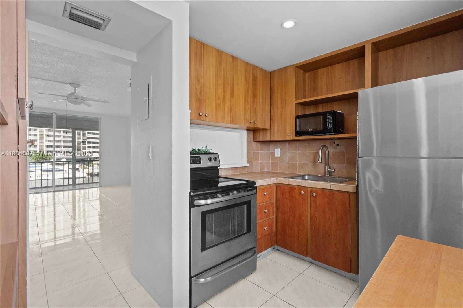 Small Image of 3030 MARCOS DRIVE #T-412, Aventura Number 27