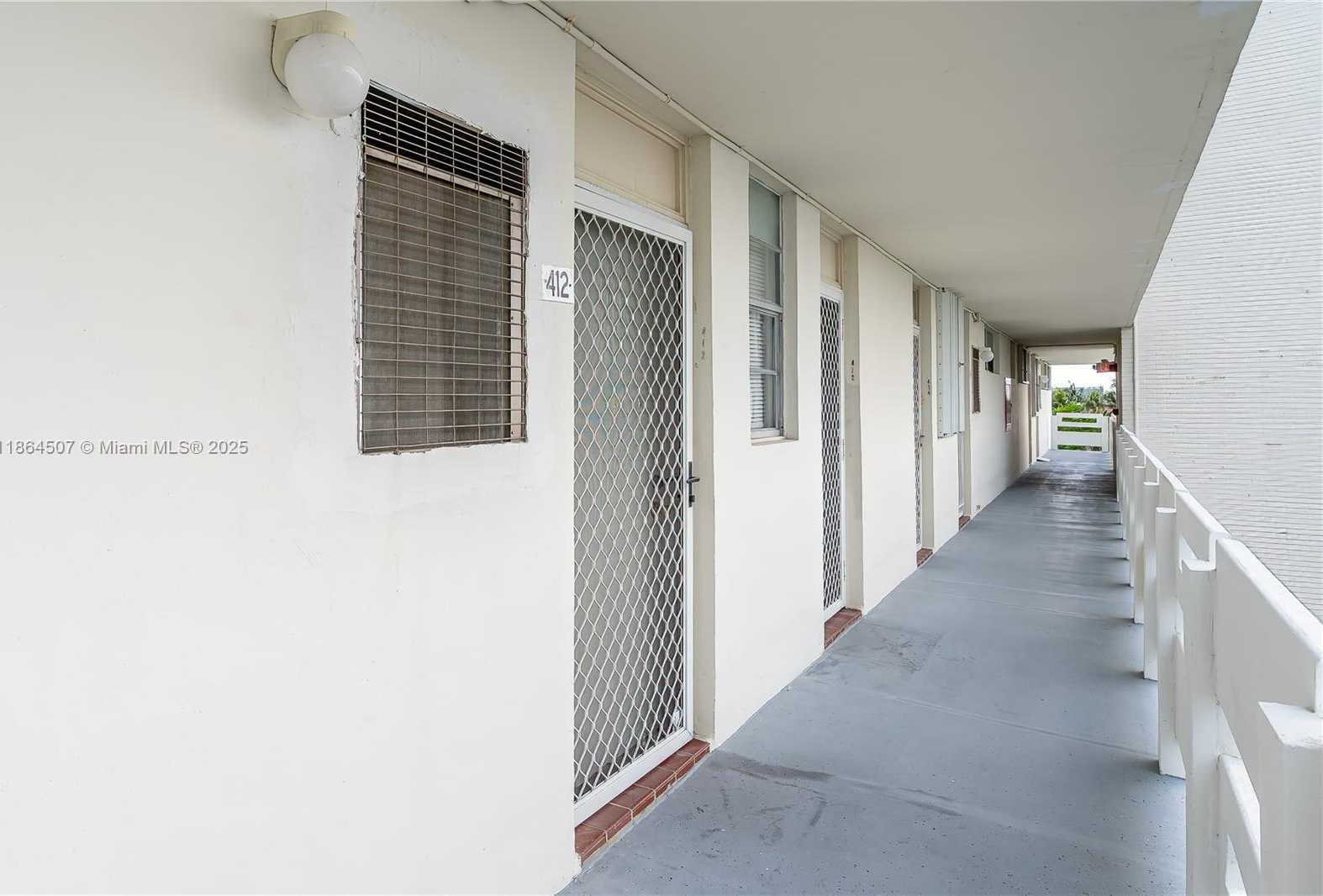Small Image of 3030 MARCOS DRIVE #T-412, Aventura Number 3