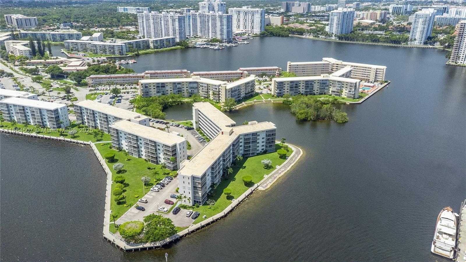 Small Image of 3030 MARCOS DRIVE #T-412, Aventura Number 32