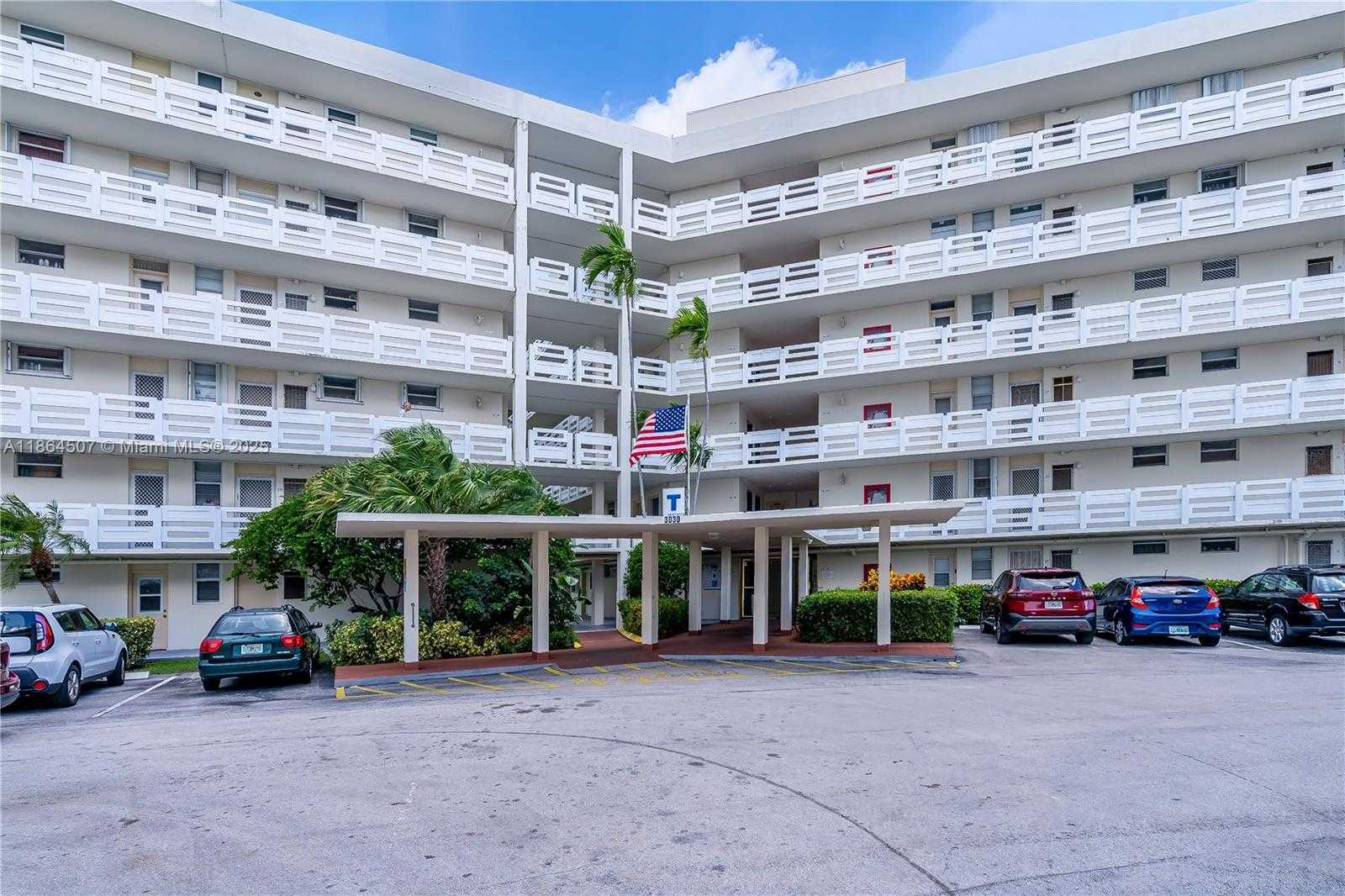 Small Image of 3030 MARCOS DRIVE #T-412, Aventura Number 34