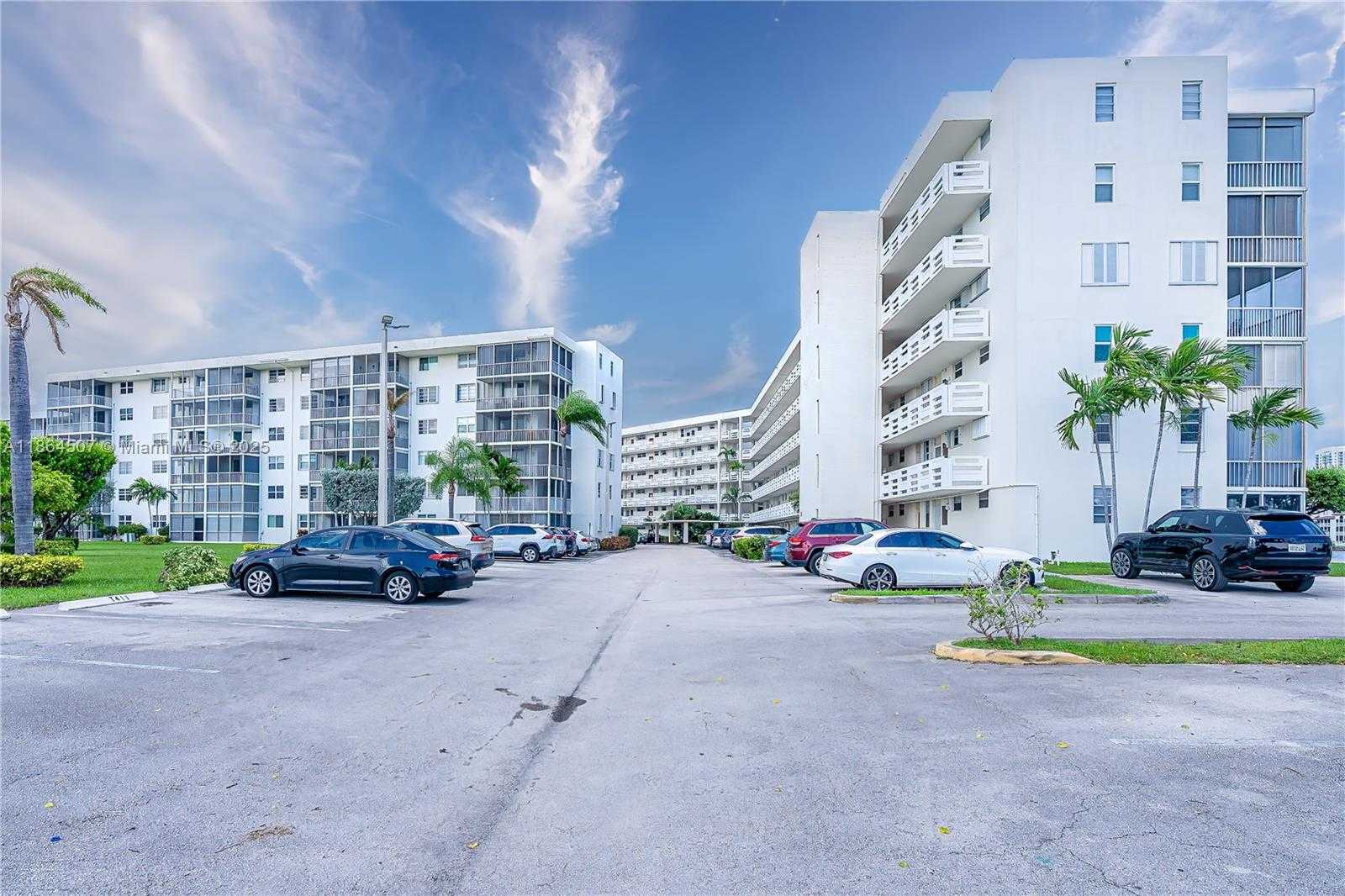 Small Image of 3030 MARCOS DRIVE #T-412, Aventura Number 35