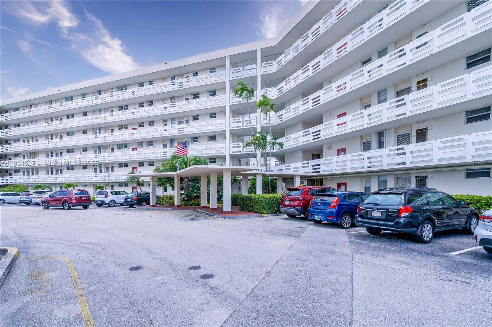 Small Image of 3030 MARCOS DRIVE #T-412, Aventura Number 36