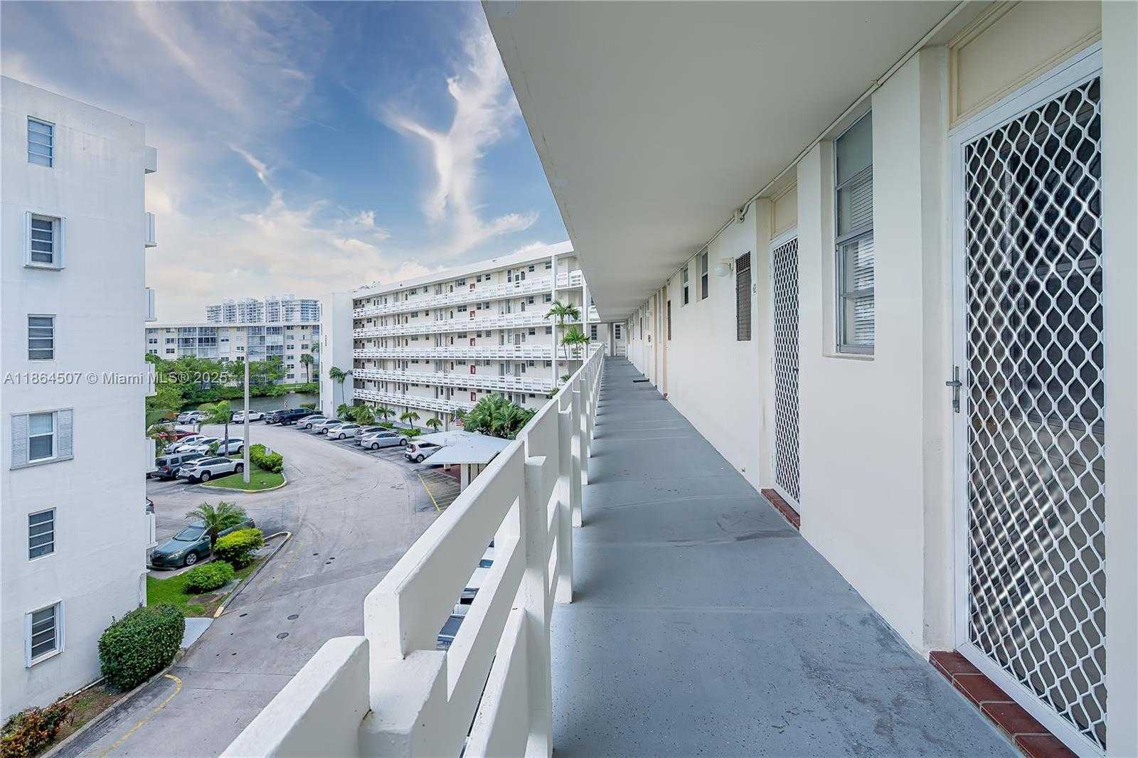 Small Image of 3030 MARCOS DRIVE #T-412, Aventura Number 4