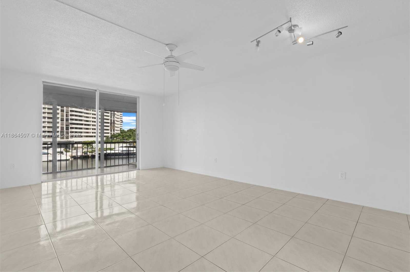 Small Image of 3030 MARCOS DRIVE #T-412, Aventura Number 9