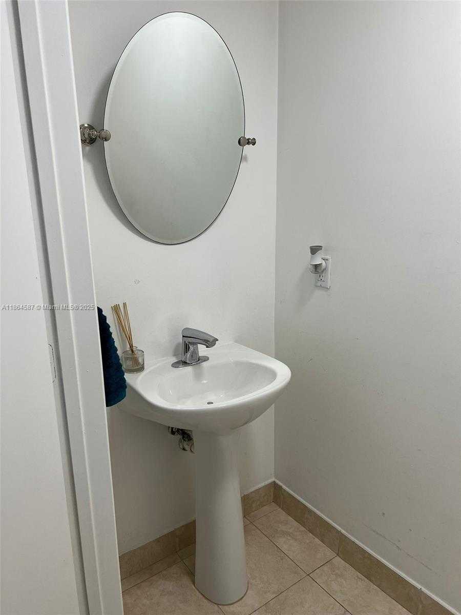 Small Image of 90 NW 3rd St, Miami, FL 33128, USA Number 9