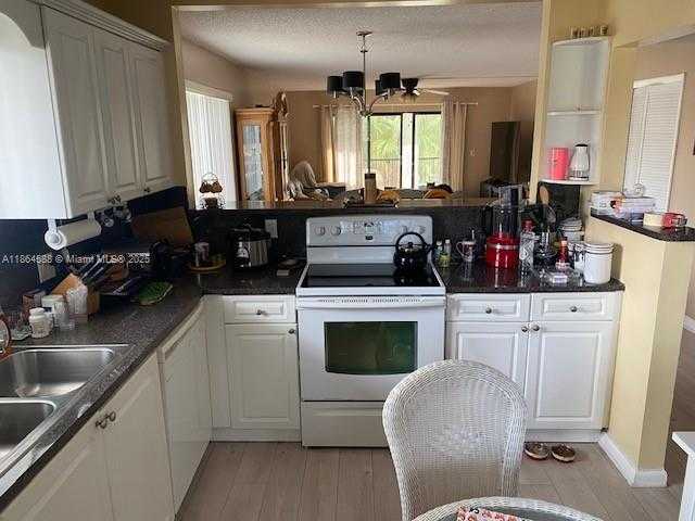 Small Image of 286 RACQUET CLUB RD #201, Weston Number 4