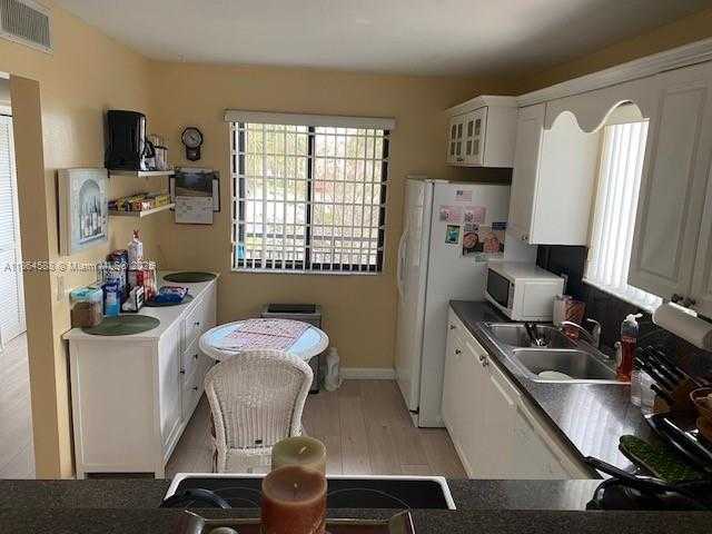 Small Image of 286 RACQUET CLUB RD #201, Weston Number 6