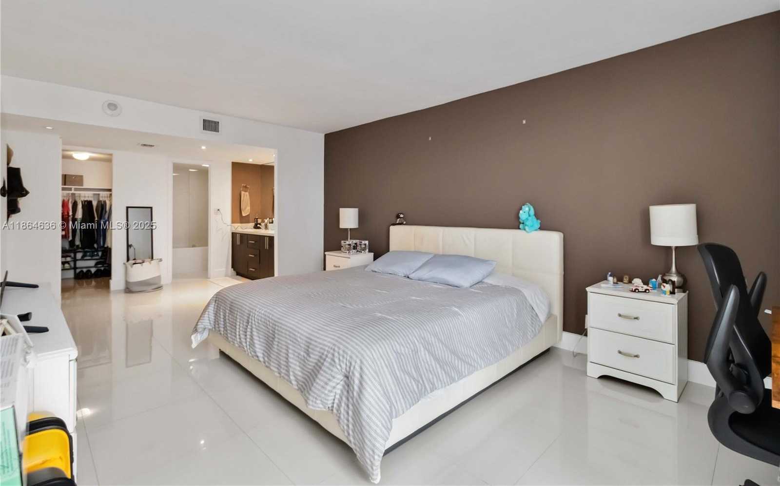 Small Image of 100 BAYVIEW DR #2014, Sunny Isles Beach Number 17