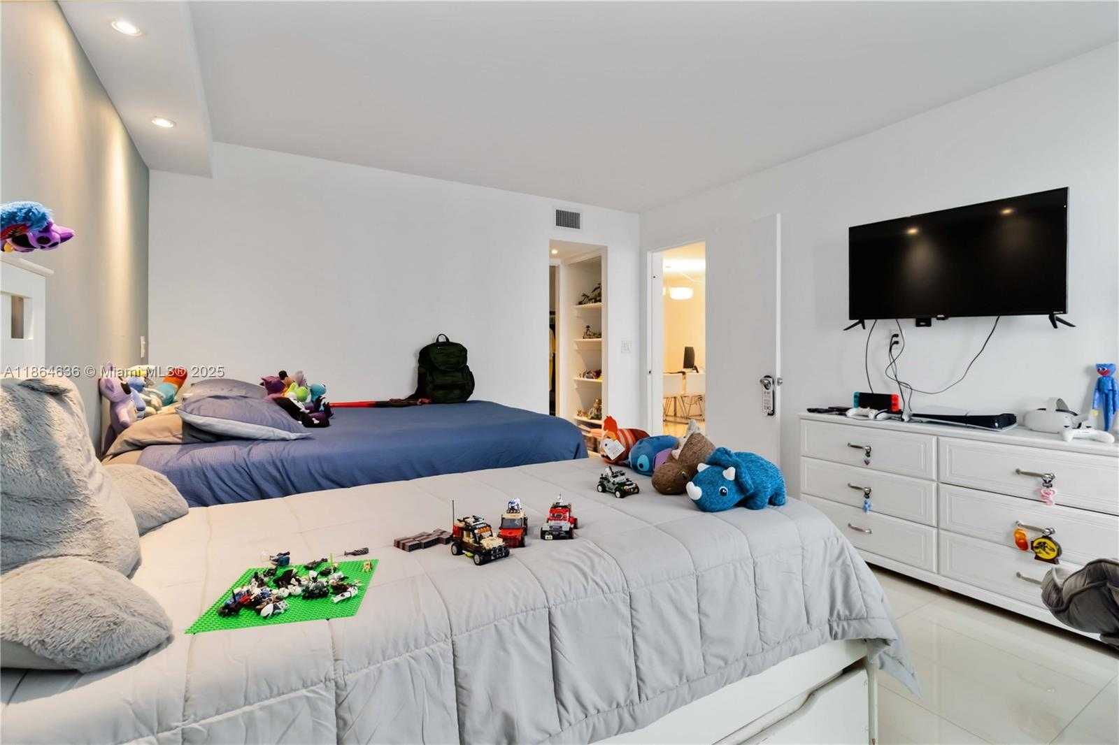 Small Image of 100 BAYVIEW DR #2014, Sunny Isles Beach Number 24