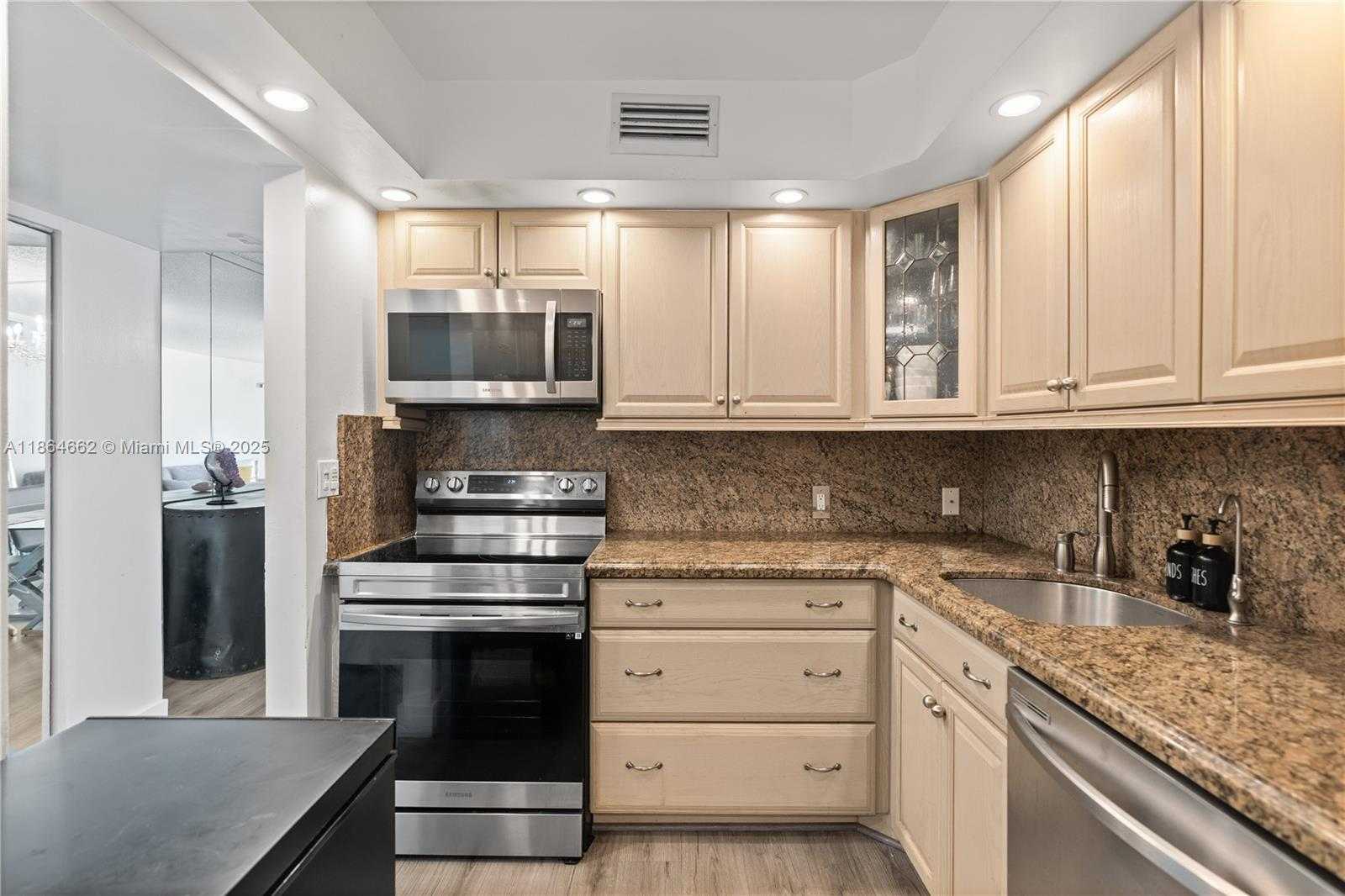 Small Image of 20301 WEST COUNTRY CLUB DR #829, Aventura Number 13