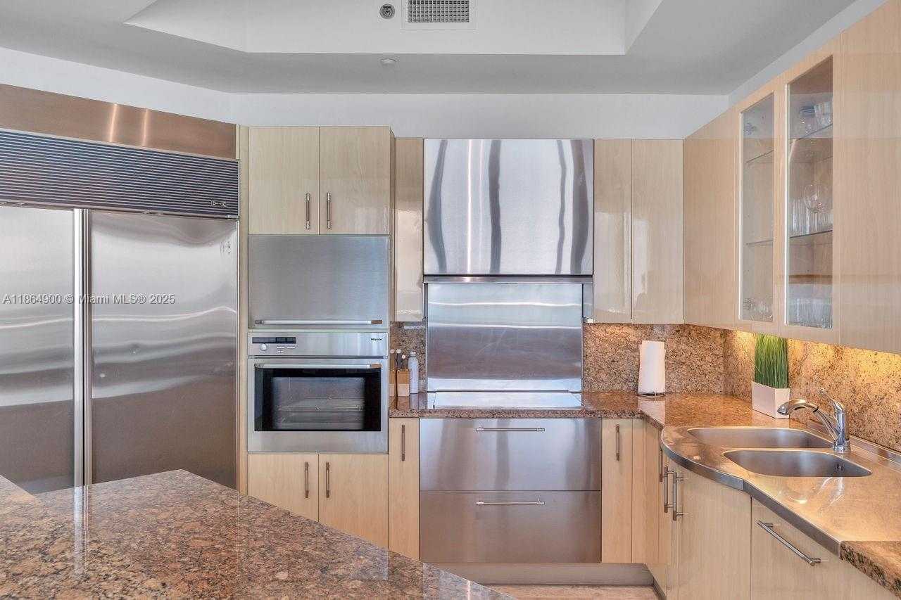 Small Image of 100 SOUTH POINTE DR #2208, Miami Beach Number 10