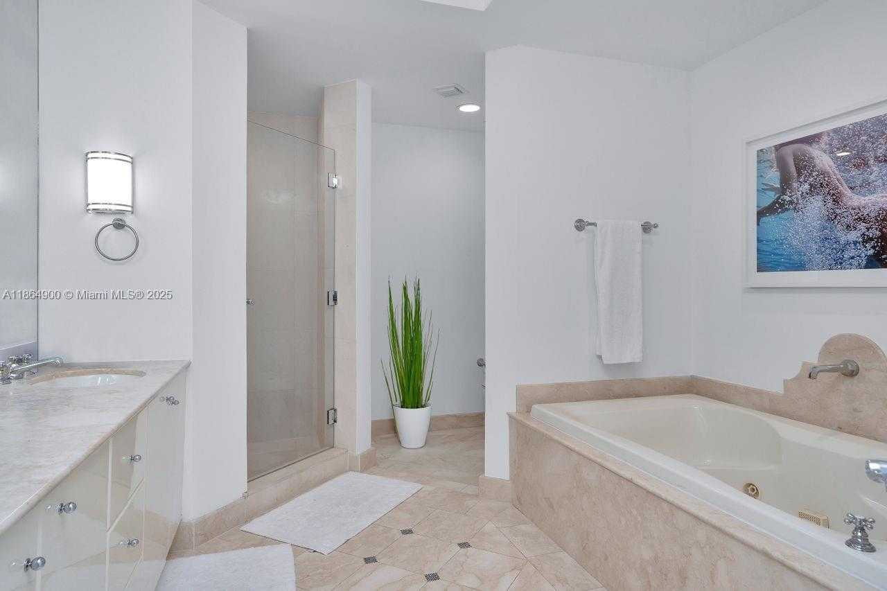 Small Image of 100 SOUTH POINTE DR #2208, Miami Beach Number 21