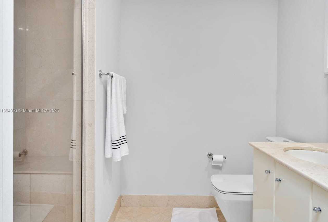 Small Image of 100 SOUTH POINTE DR #2208, Miami Beach Number 22