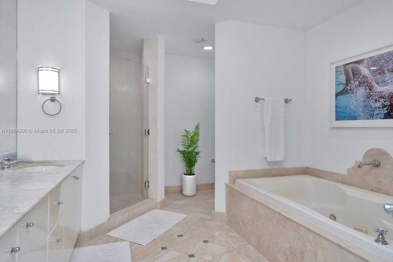 Small Image of 100 SOUTH POINTE DR #2208, Miami Beach Number 30