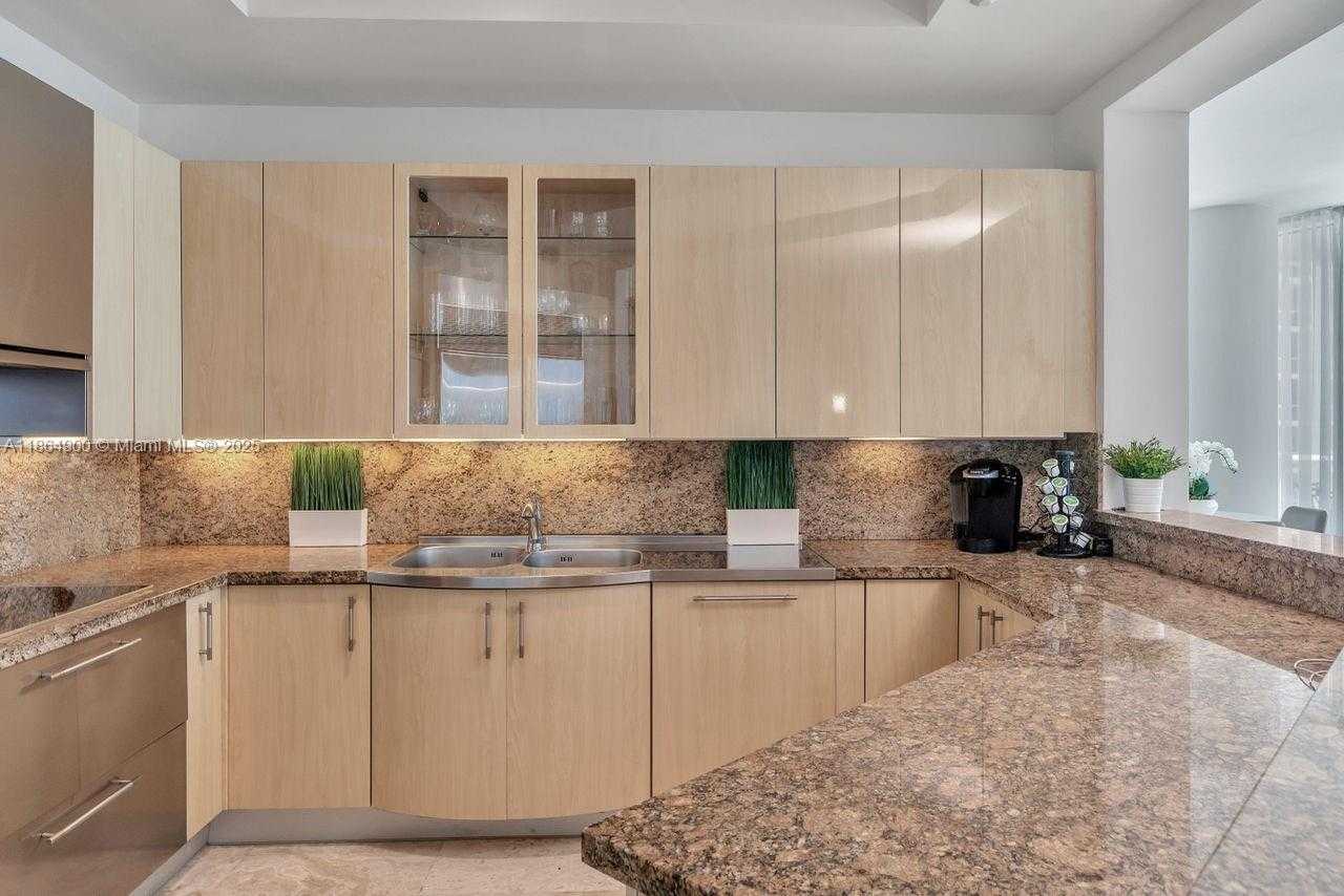 Small Image of 100 SOUTH POINTE DR #2208, Miami Beach Number 8