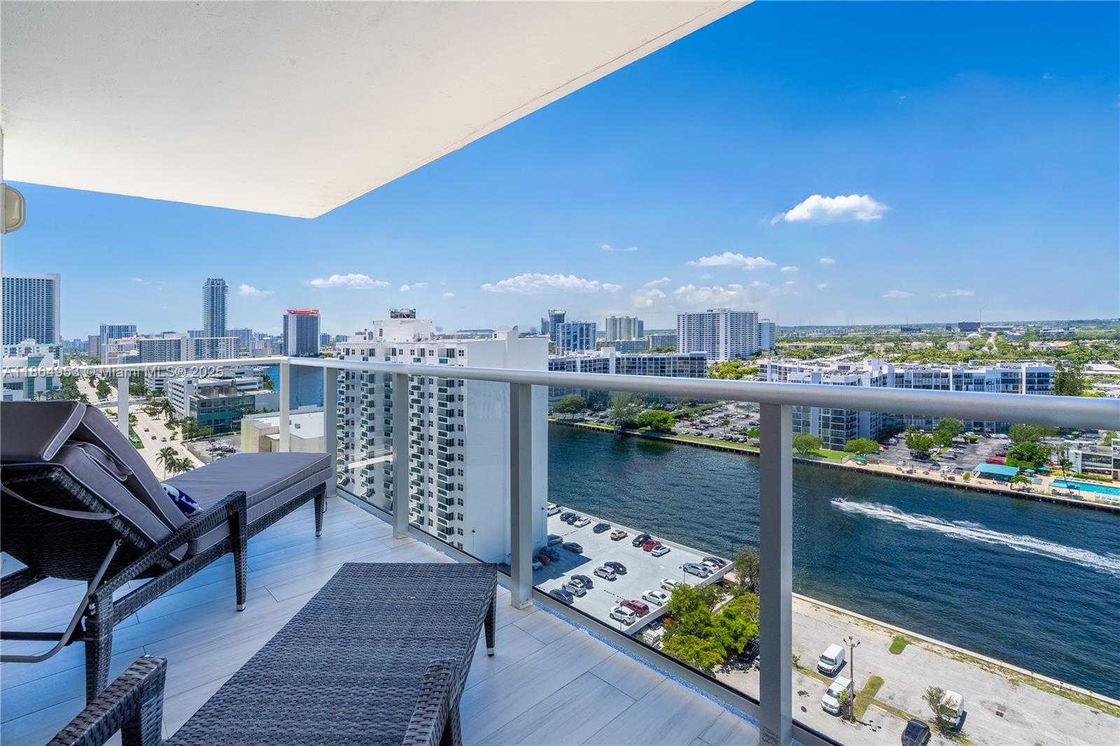 Small Image of 2751 SOUTH OCEAN DR #PH08N, Hollywood Number 4