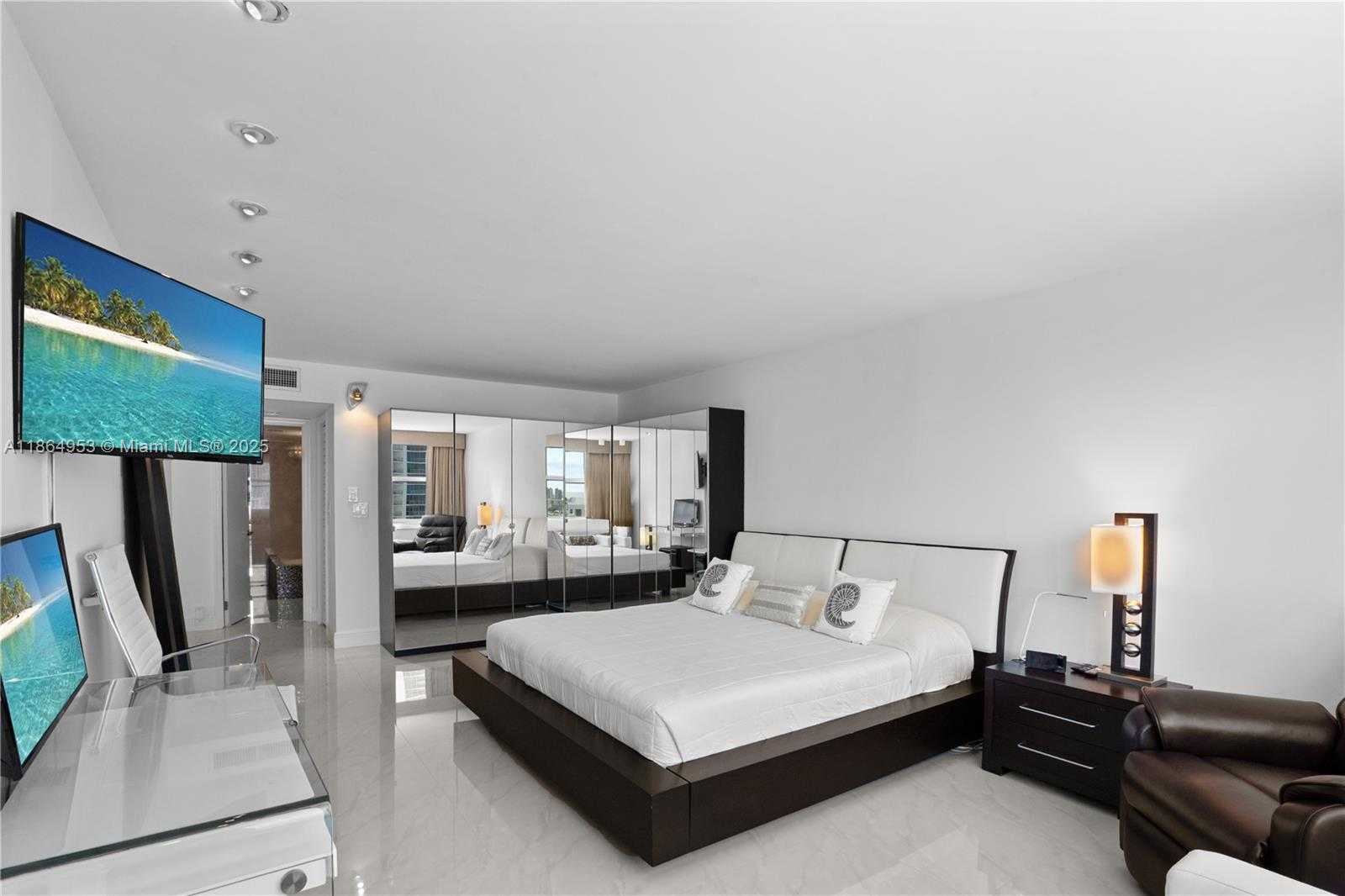 Small Image of 2751 SOUTH OCEAN DR #PH08N, Hollywood Number 8