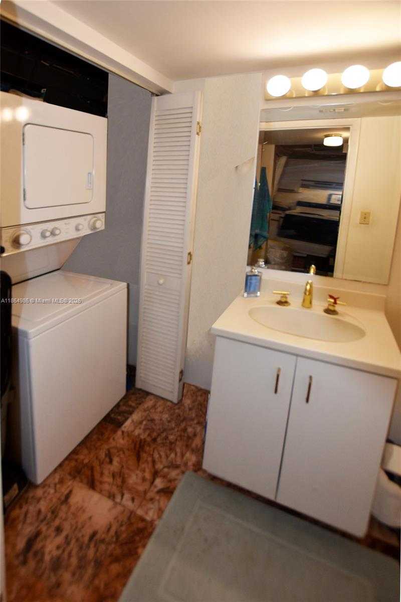 Small Image of 540 BRICKELL KEY DR #316, Miami Number 11