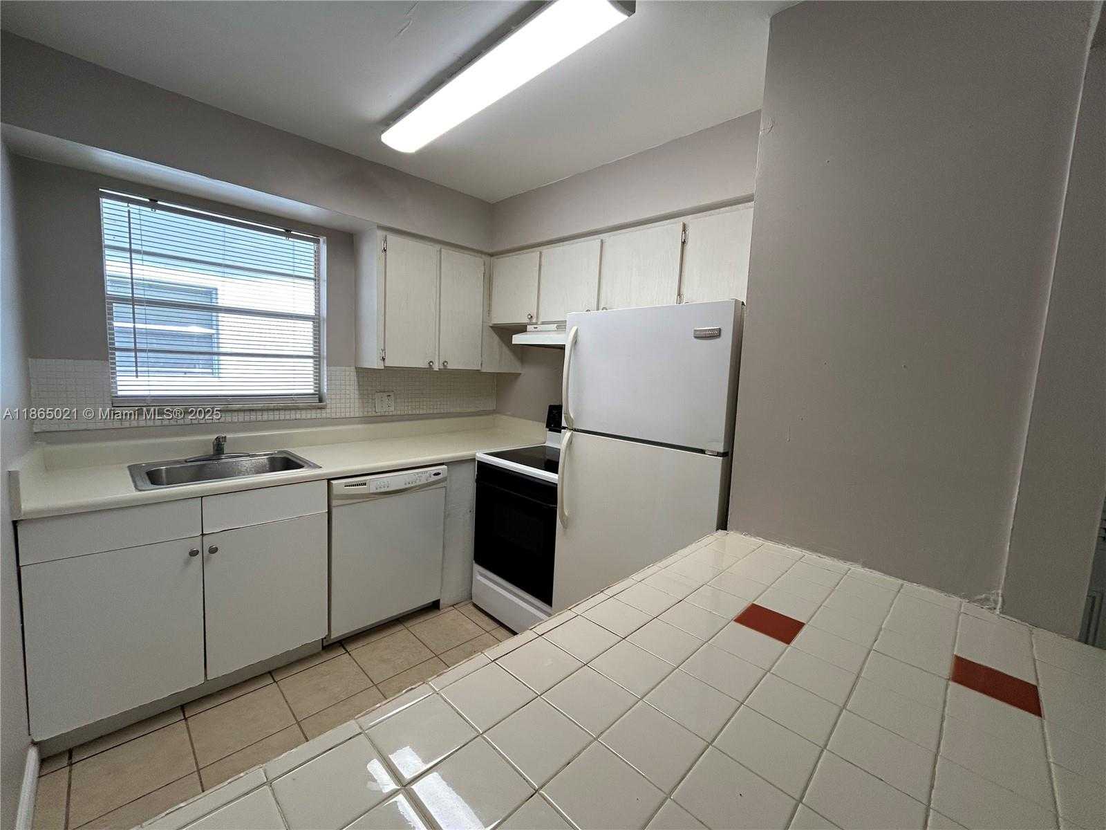 Small Image of 6505 WINFIELD BLVD #B-18, Margate Number 3