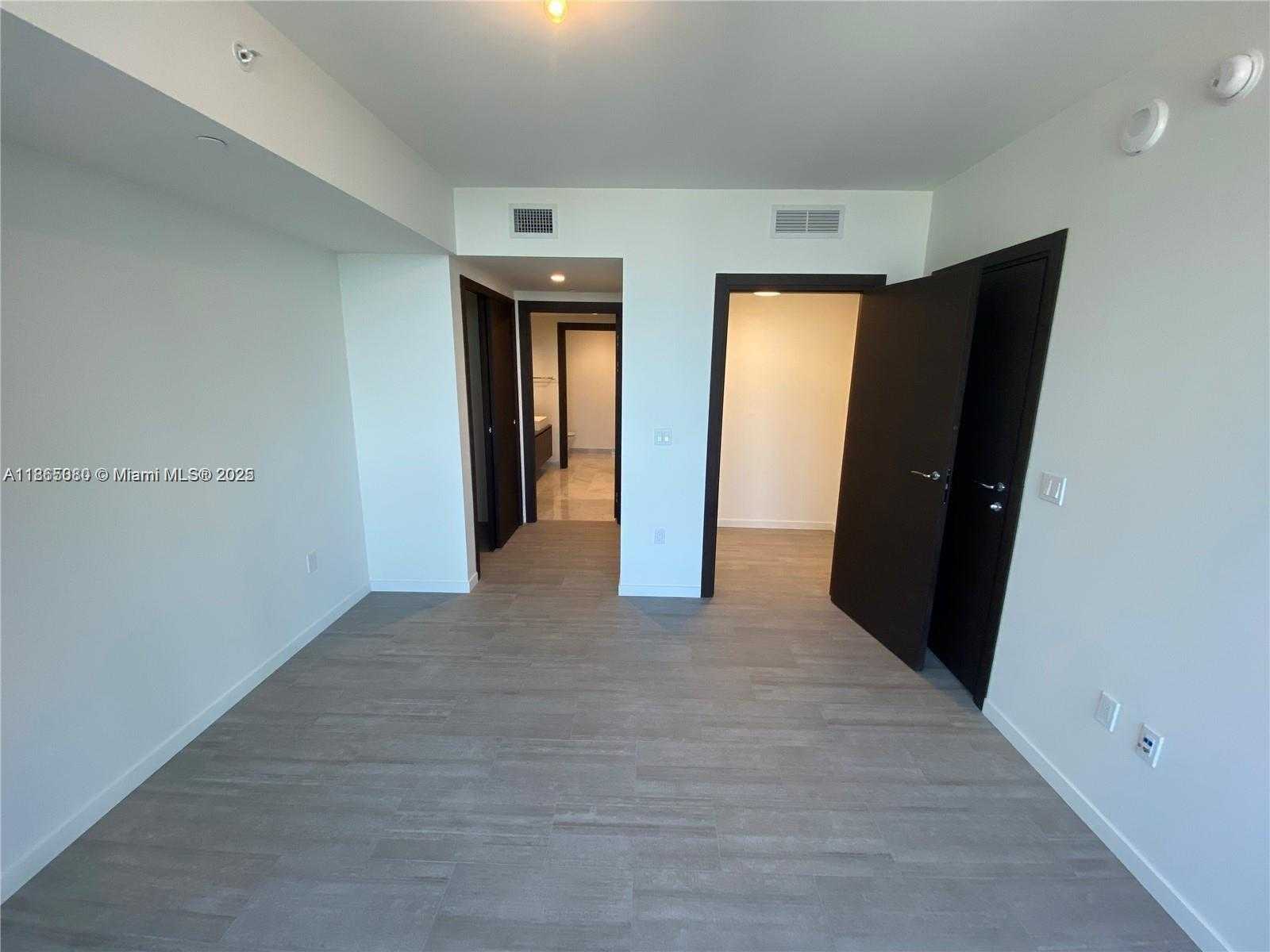 Small Image of 1000 BRICKELL PLZ #3010, Miami Number 6