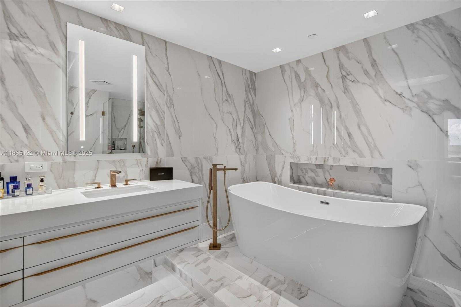 Small Image of 6000 ISLAND BLVD #707, Aventura Number 36