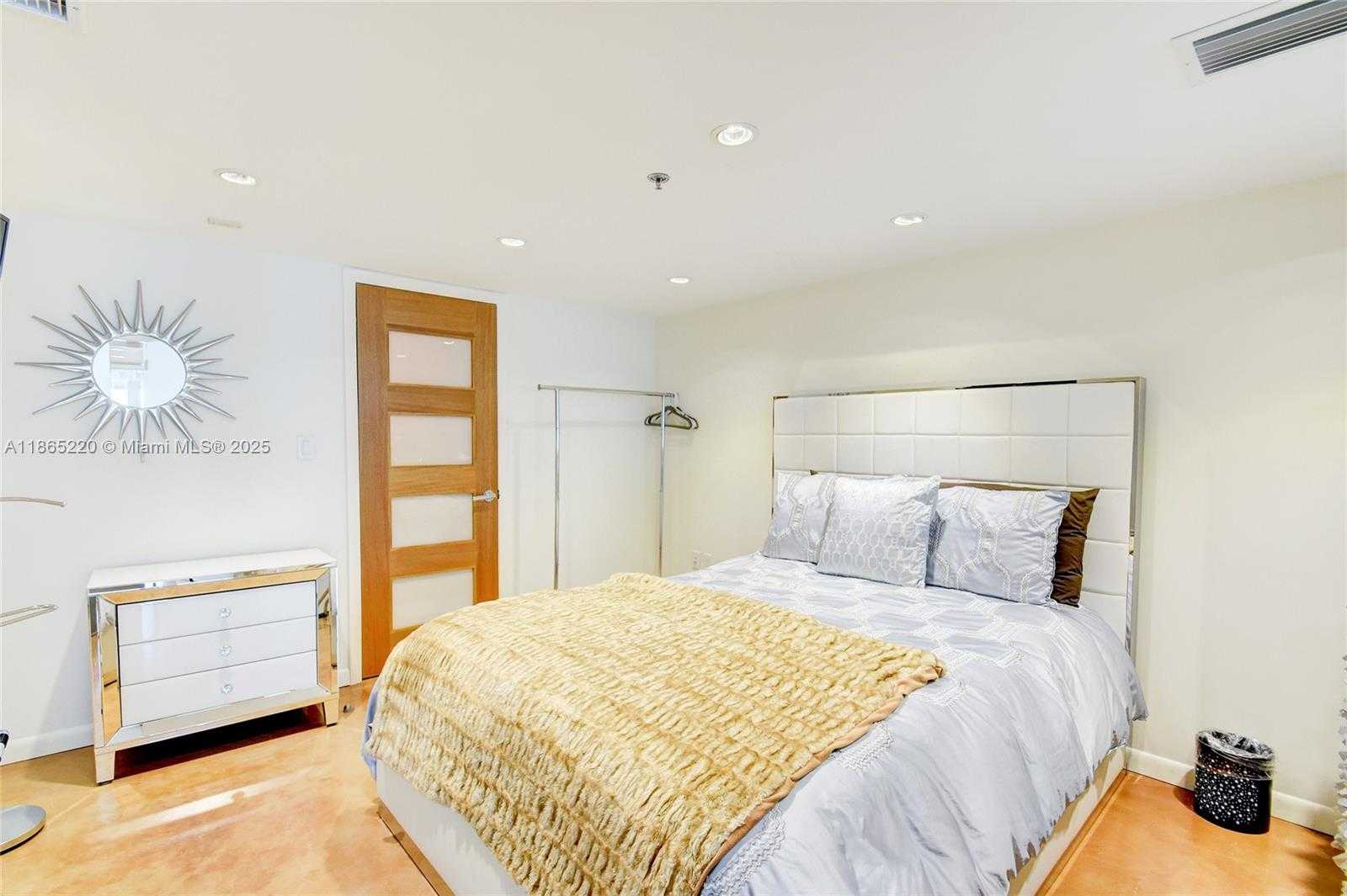 Small Image of 5445 COLLINS AVE #P2, Miami Beach Number 12