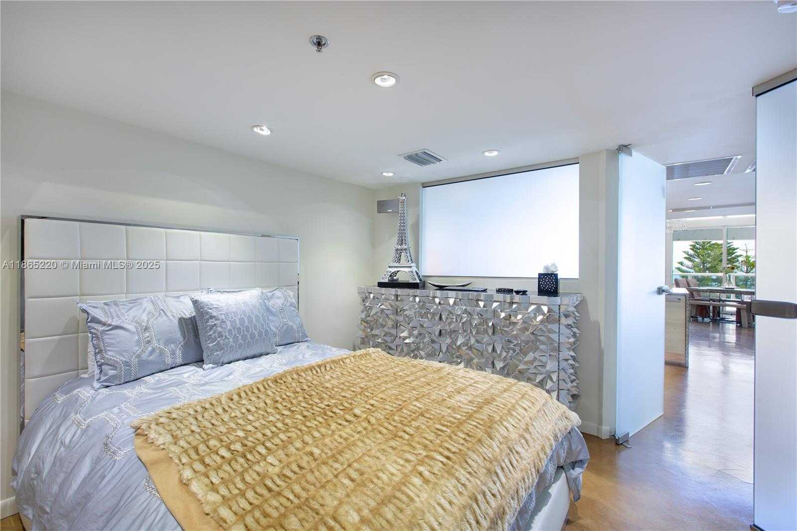 Small Image of 5445 COLLINS AVE #P2, Miami Beach Number 13