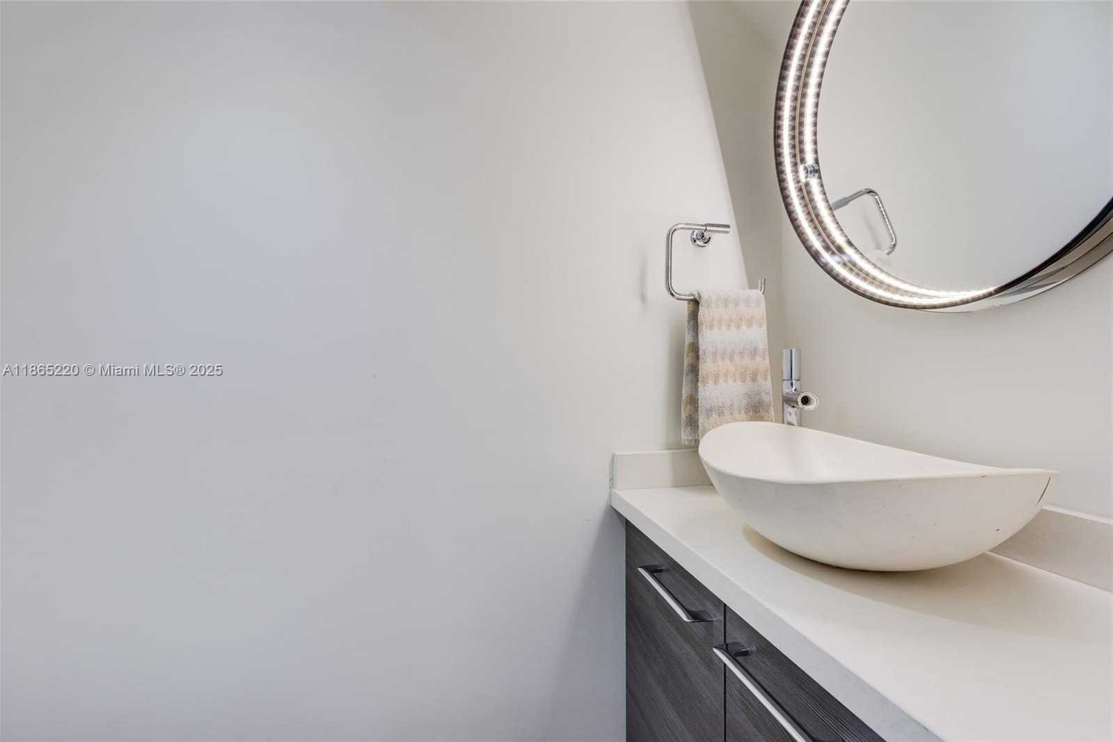 Small Image of 5445 COLLINS AVE #P2, Miami Beach Number 42