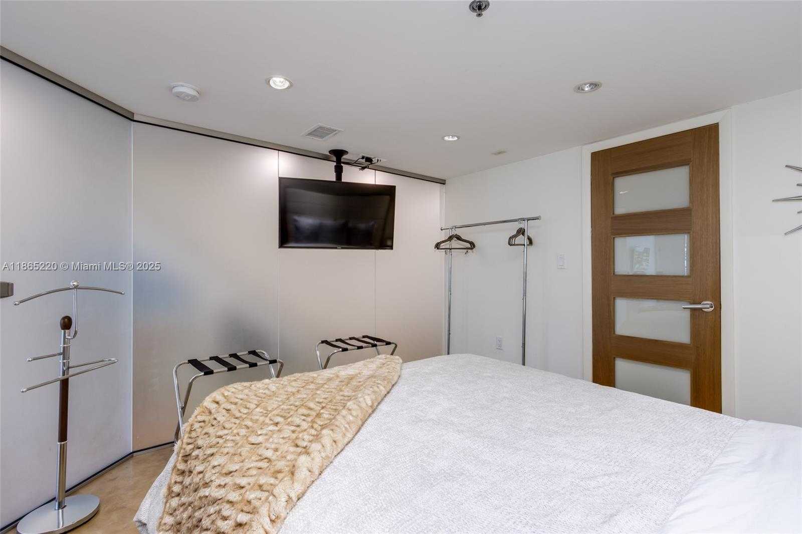 Small Image of 5445 COLLINS AVE #P2, Miami Beach Number 49