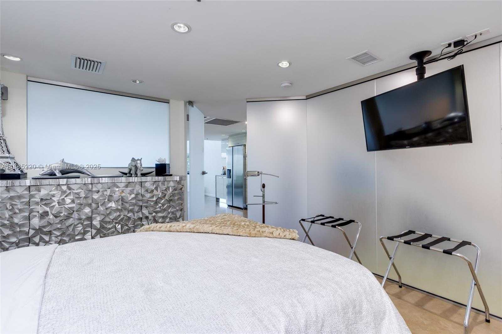 Small Image of 5445 COLLINS AVE #P2, Miami Beach Number 51