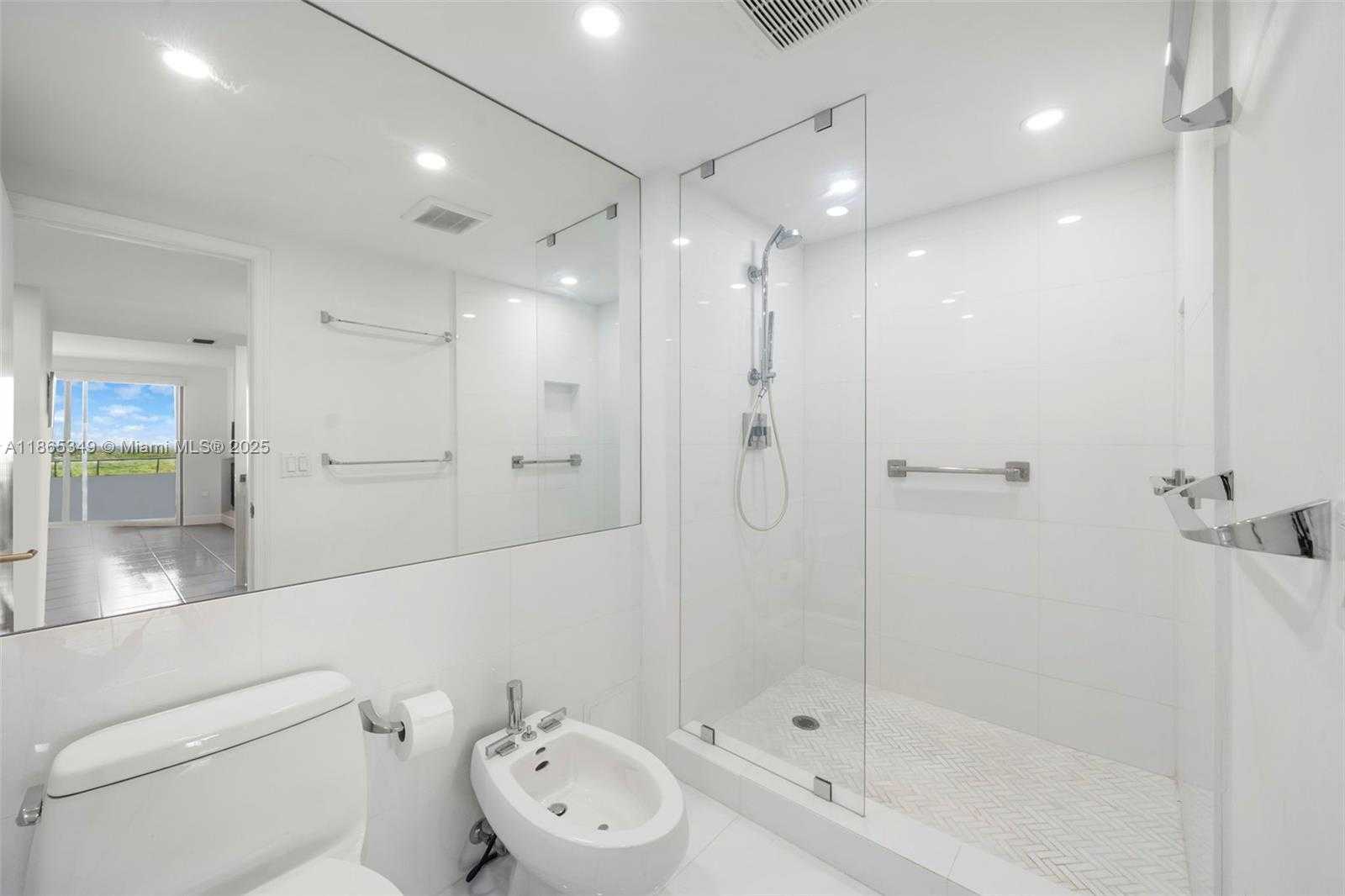 Small Image of 155 OCEAN LANE DR #1104, Key Biscayne Number 16