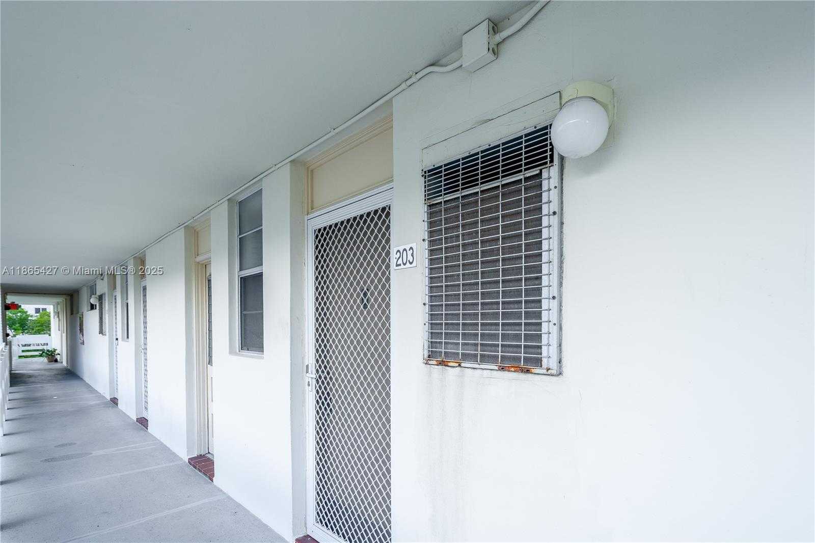 Small Image of 3030 MARCOS DR #T203, Aventura Number 29