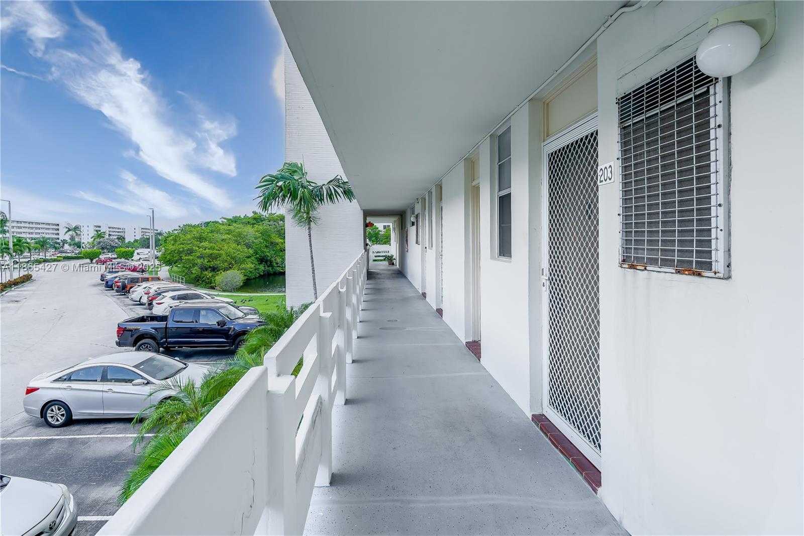 Small Image of 3030 MARCOS DR #T203, Aventura Number 31