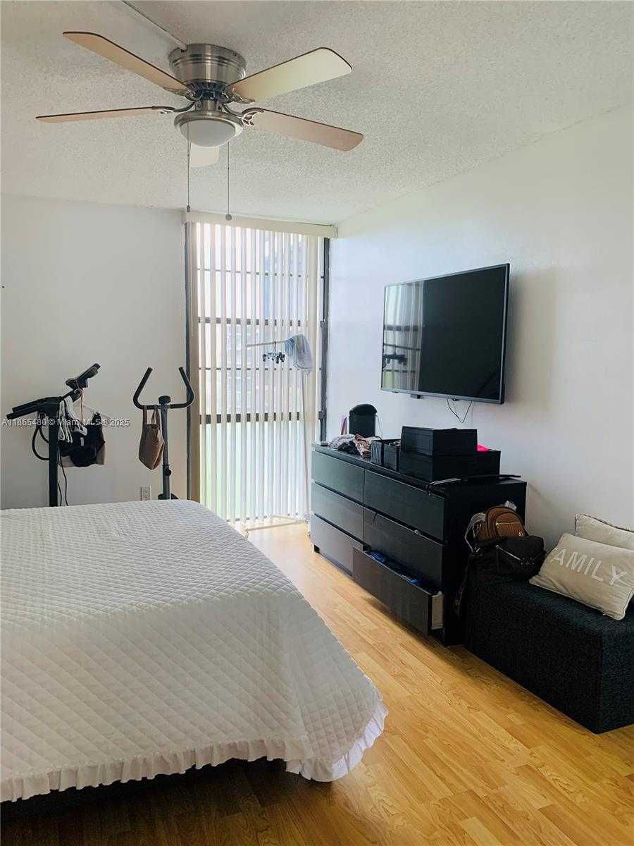 Small Image of 20500 E Country Club Dr, Aventura, FL 33180, USA Number 10
